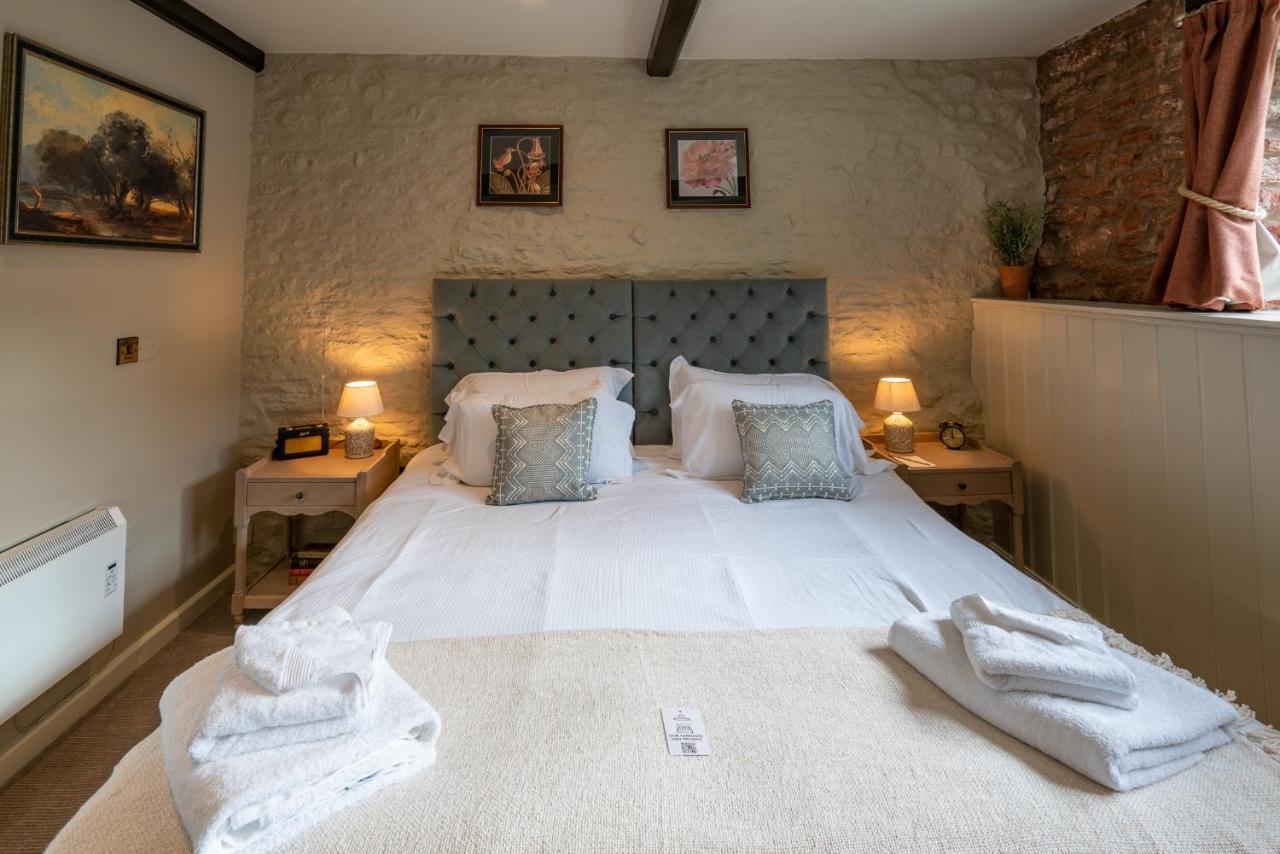 Hotel The Ring 'O' Bells Compton Martin Exterior foto